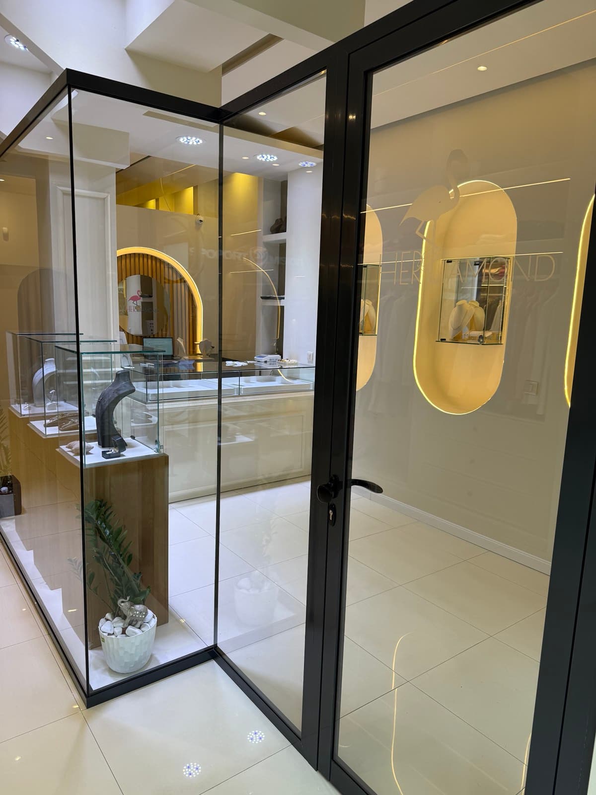 Излог на Her Diamond